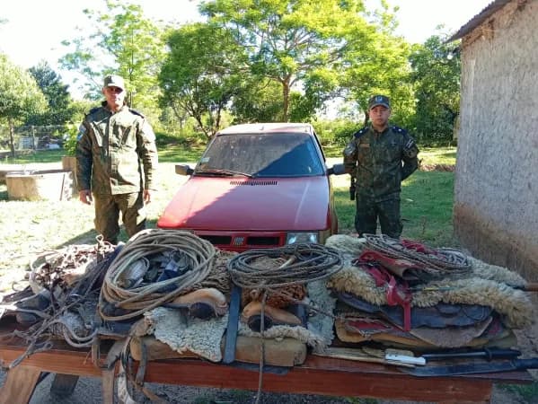 Allanaron viviendas por una investigación de abigeato y secuestraron un automóvil
