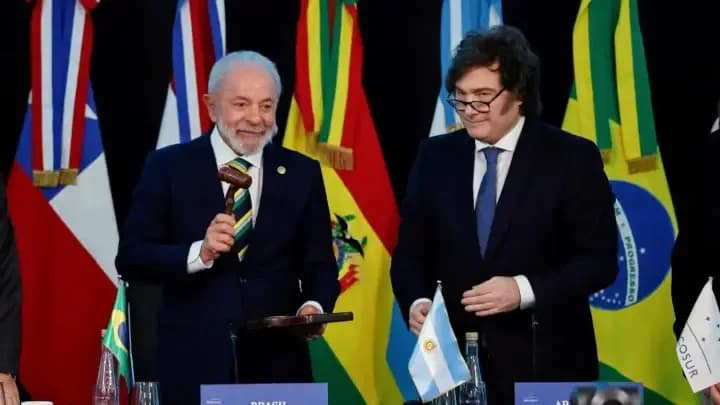 Milei llamó "ladrón" a Lula y volvió a respaldar a Flávio Bolsonaro para el balotaje
