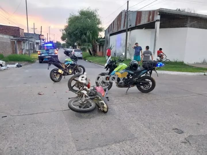 Kamikaze en la calle: Motociclista chocó y voló sobre el techo de un Uber