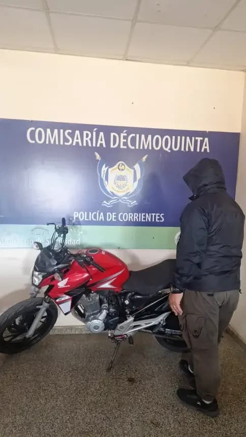 Abandonó una Honda Twister al ver a la Policía y descubrieron que tenía pedido de secuestro