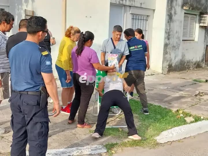 Motociclista atropelló a una madre que iba con su hija y escapó