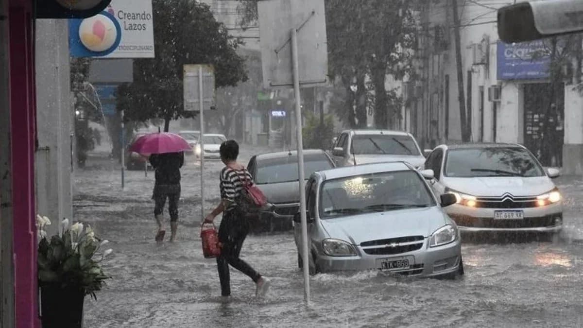 Doble alerta en Corrientes: cuándo llegan las tormentas y hasta cuándo seguirá la lluvia