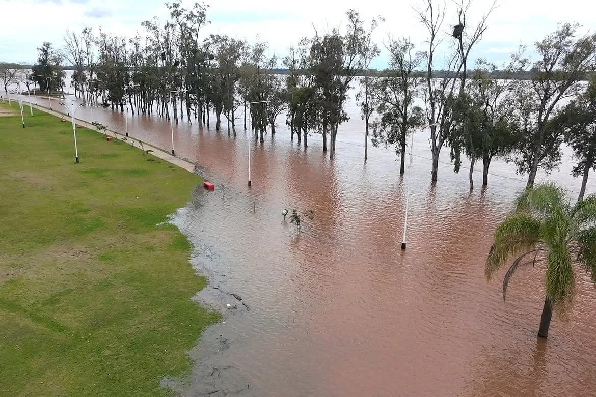 Por la crecida del río, cerraron el paso internacional entre Monte Caseros y Uruguay