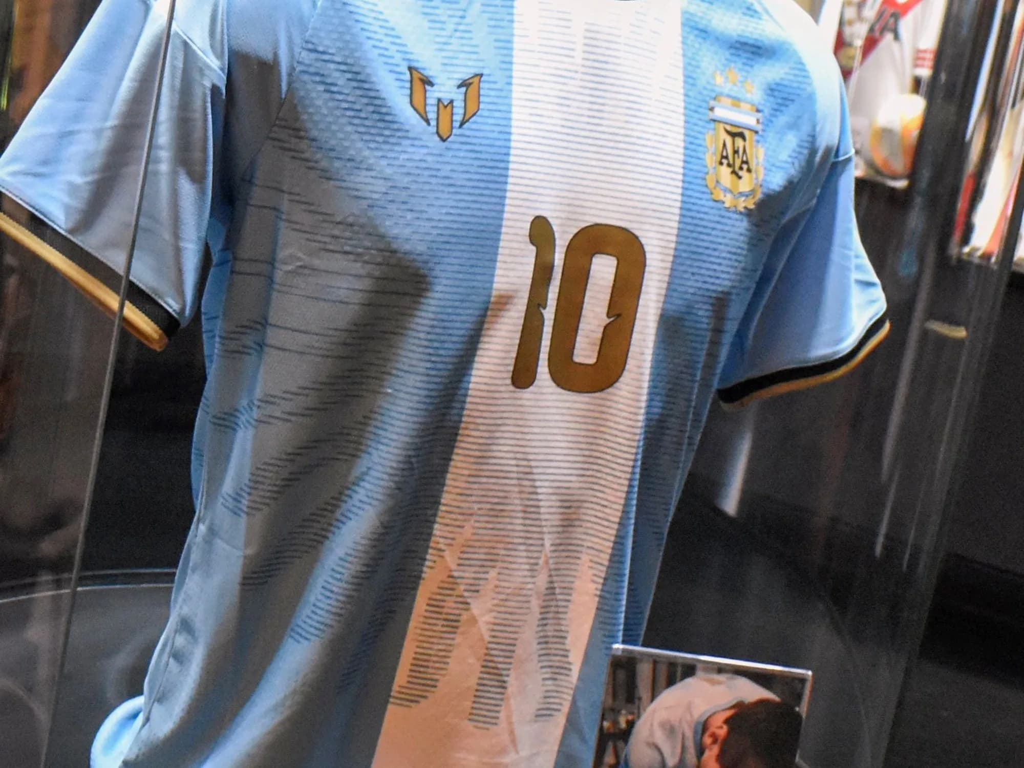 Video: el Museo River ya tiene la camiseta de Messi firmada por el 10
