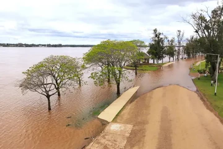 Creciente del Uruguay obligó a evacuar a 13 personas y cerró dos pasos fronterizos