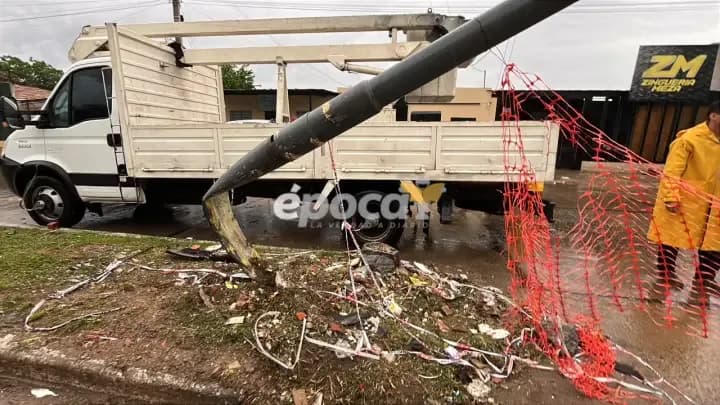 Corrientes: un menor manejaba un auto, chocó y provocó la caída de un poste