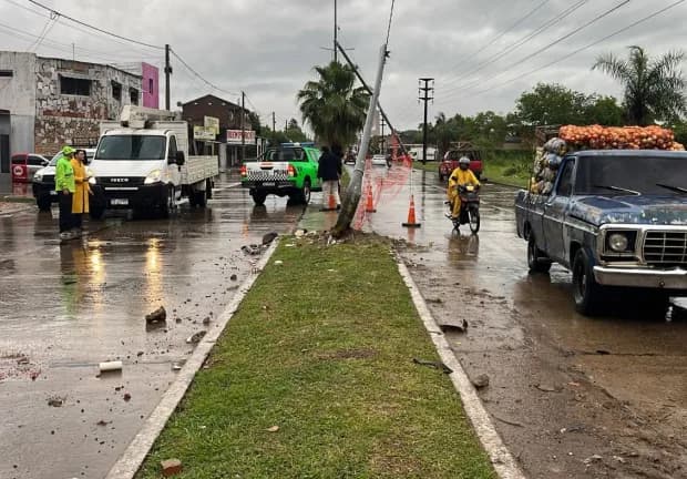 Un menor de 14 años le sacó la camioneta a sus padres, circulaba a alta velocidad y terminó chocando un poste de luz