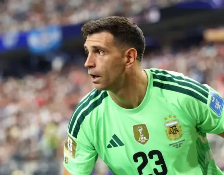 Dibu Martínez quedó a un partido de otro récord