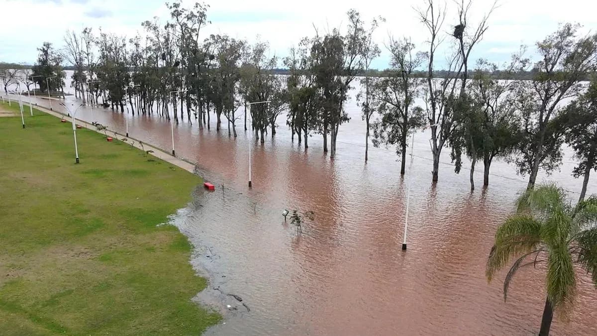 Cierran el cruce de Monte Caseros a Uruguay por la crecida del río