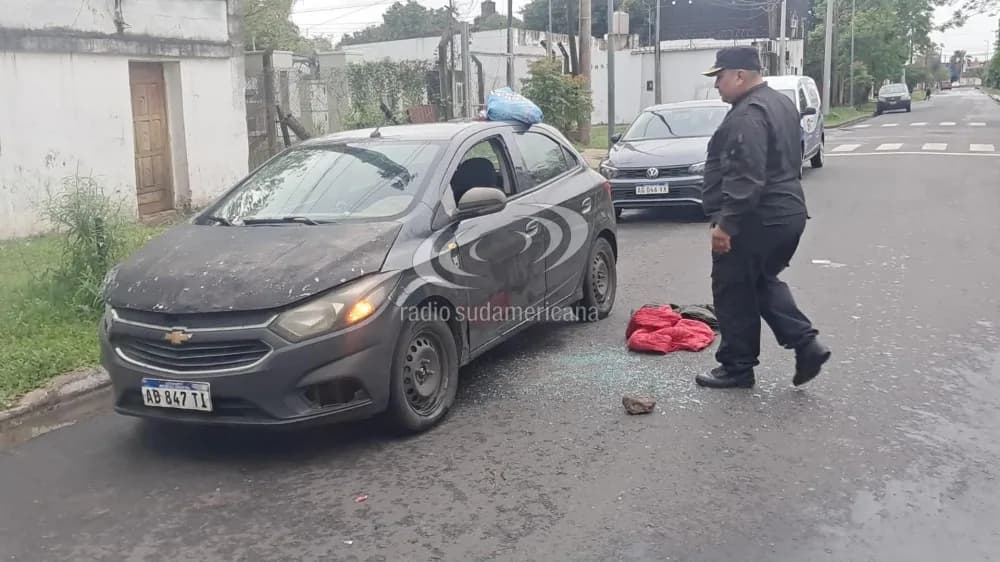Portada de video: Destrozaron el vidrio de un auto para robar: una mujer detenida