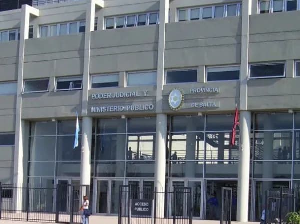 Un joven mató al perro de su pareja dejándolo colgado de un árbol