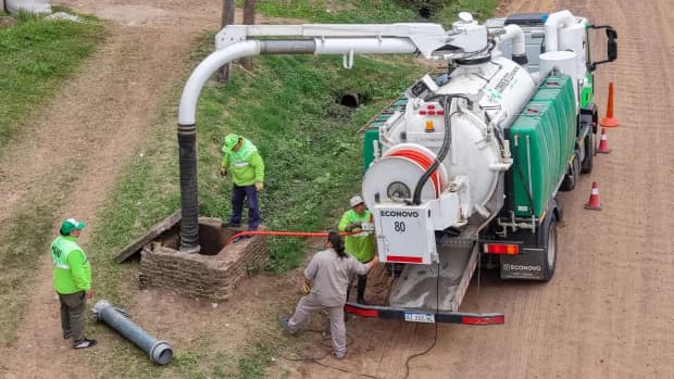 El camión desobstructor ya limpió desagües en más de treinta puntos claves de la ciudad.
