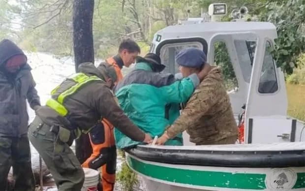 Gendarmes y guardaparques lograron rescatar a un anciano de más de 100 años aislado
