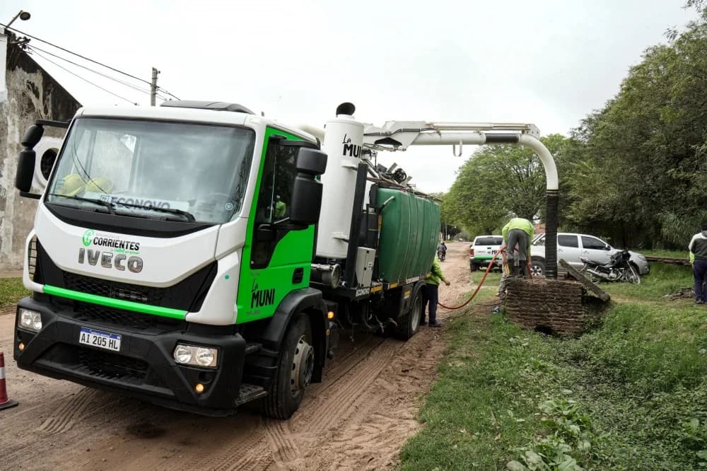 El camión desobstructor ya limpió desagües en más de treinta puntos