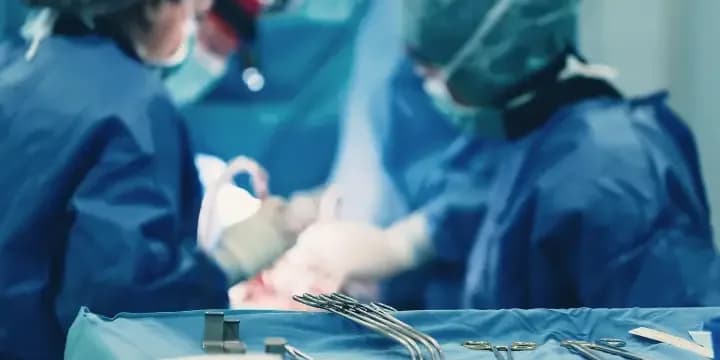 Tiene dos corazones: la cirugía extraordinaria que le hicieron a un hombre de 68 años