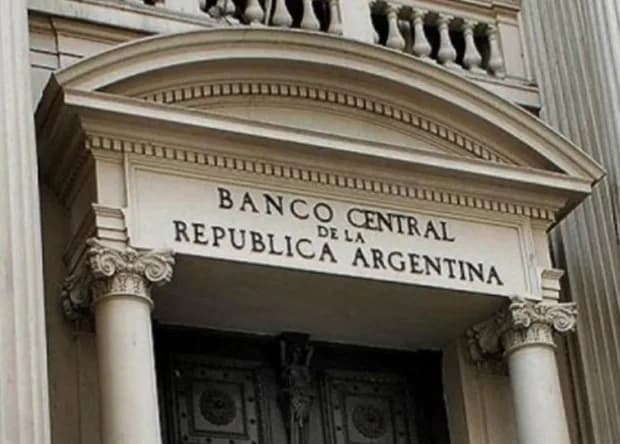 Afirman que el Banco Central perdió u$s1.000 millones por un "error de cálculo" de Santiago Bausili
