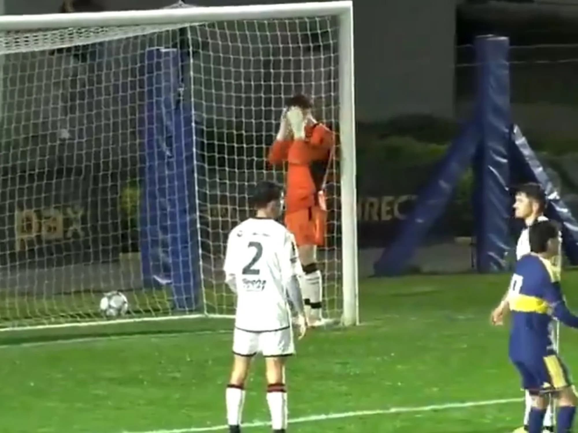 Video: el blooper con el que ganó Boca en Reserva
