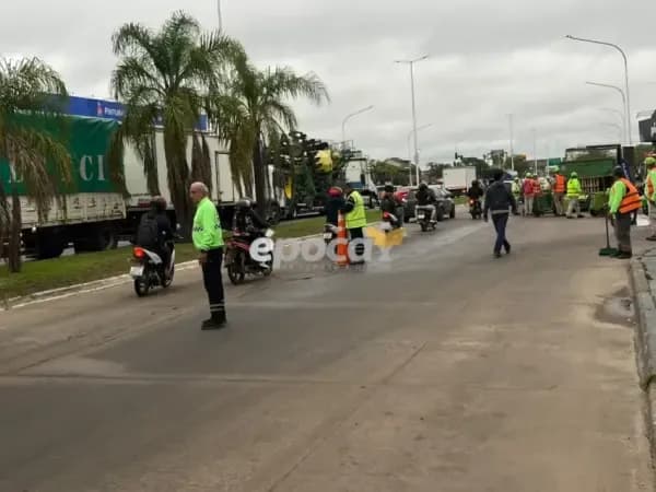 Demoras en el tránsito por derrame de aceite sobre avenida Independencia