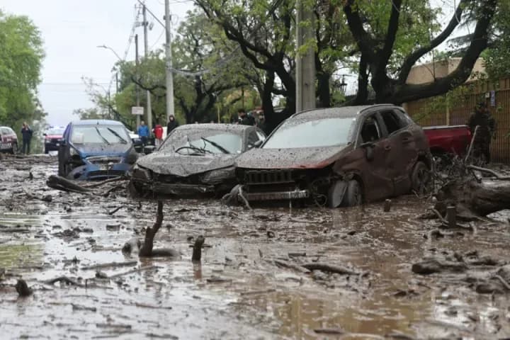 Un impactante aluvión sorprendió a Santiago de Chile