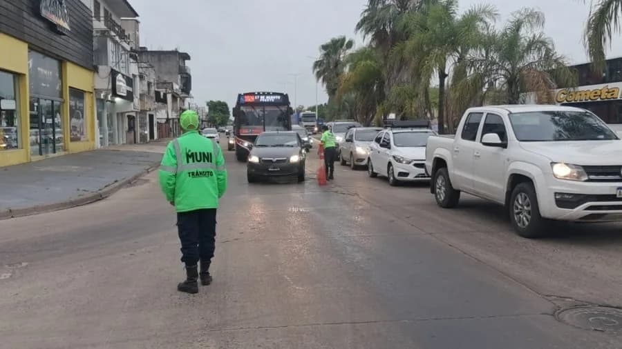 Corrientes: un camión derramó aceite y complicó el tránsito en avenida Independencia