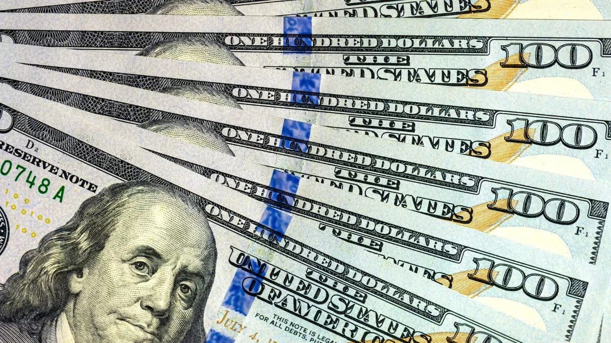El dólar oficial anotó su segunda baja semanal al hilo y amplió a más de 27% la brecha con techo de la banda