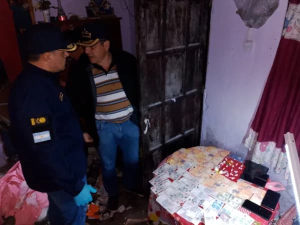 Desbaratan "narco kiosco": secuestran cocaína, dinero, celulares y una moto