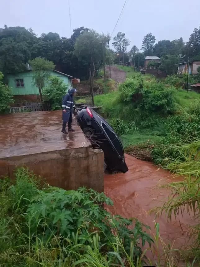 Un joven desapareció tras caer un auto a un arroyo en Misiones