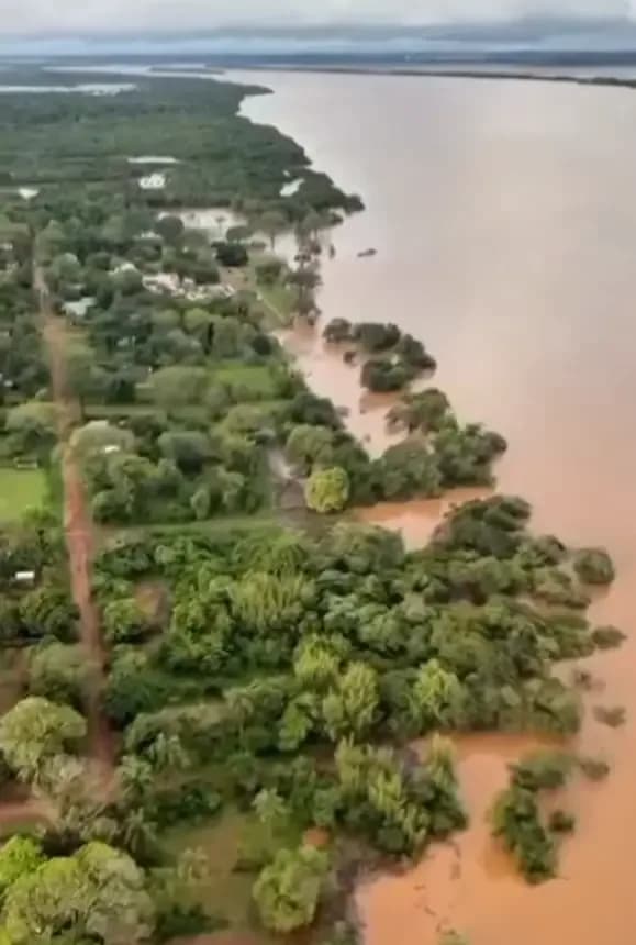 Imágenes aéreas revelan el avance implacable del agua sobre las zonas ribereñas de La Cruz