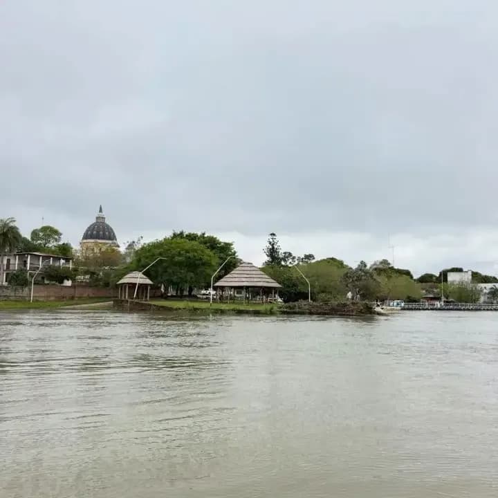 Itatí: el río está a centímetros de avanzar sobre la Costanera