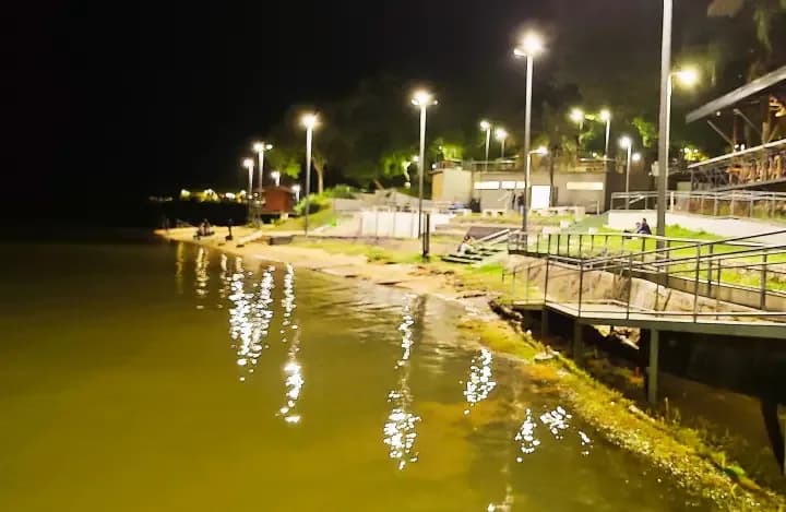 Cierran la playa Islas Malvinas I por la creciente del Paraná, que roza los 6 metros