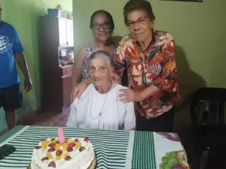 Mamá Elmi cumplió 104 años con una megafamilia de 250 personas