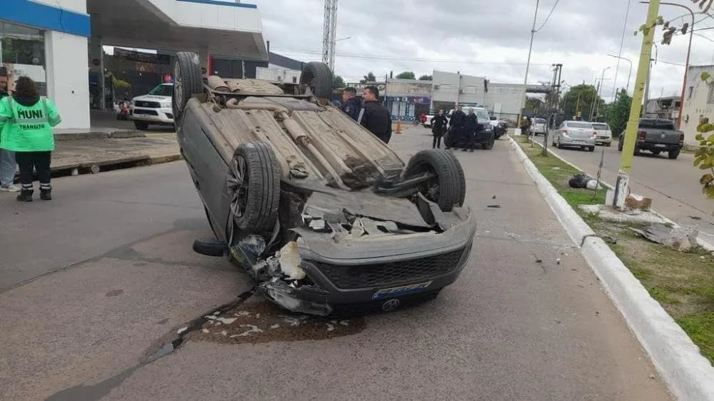 Conducía alcoholizado y terminó volcando en una avenida de Corrientes