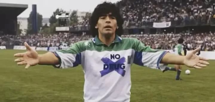 Cuando Maradona jugó con una camiseta contra las drogas en el homenaje a Platini