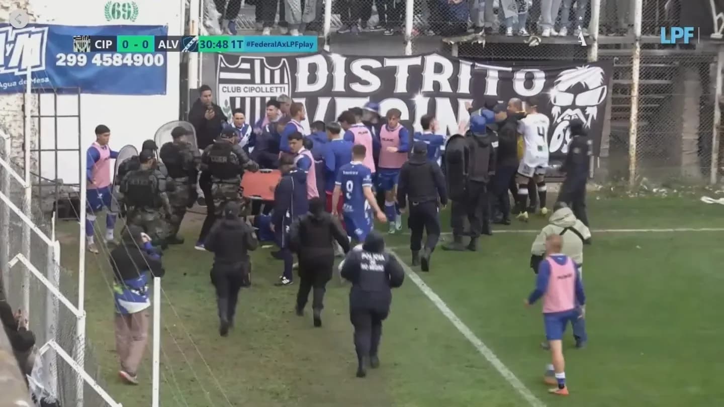 Tres rojas, piñas y policías involucrados: escándalo en una de las semis del Federal A - TyC Sports