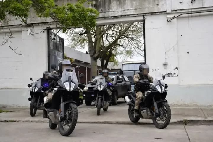 Gran despliegue de seguridad para trasladar presos desde Villa Devoto a Marcos Paz