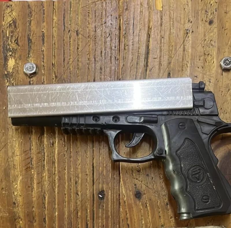 Le apuntó a la Policía con una pistola de juguete: hubo una persecución y terminó detenido