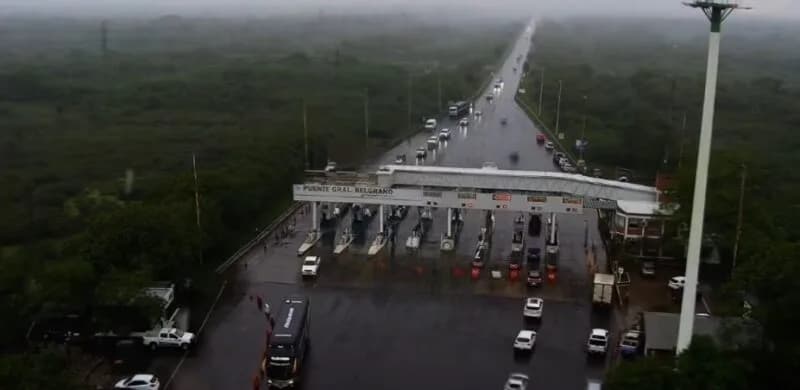 Filas bajo la lluvia y desinformación: el caótico debut del telepeaje del puente Corrientes-Chaco