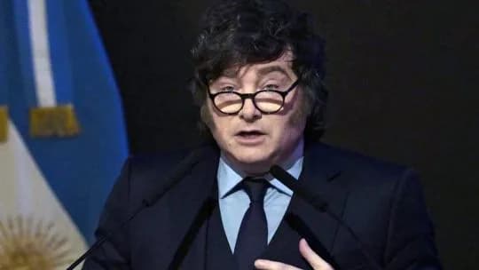 Dólares anticorrida: la "bazuka" de Milei crece y ya subió su monto a US$ 125.000 millones