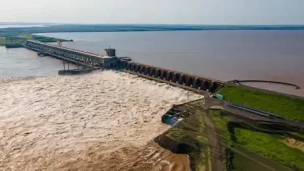 Yacyretá abrió compuertas por crecida del Paraná