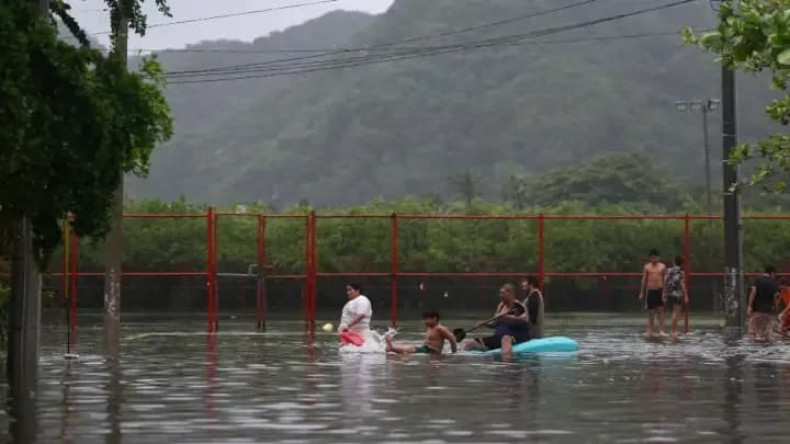 El huracán Simón golpeó la costa del Pacífico y causó un muerto y graves inundaciones