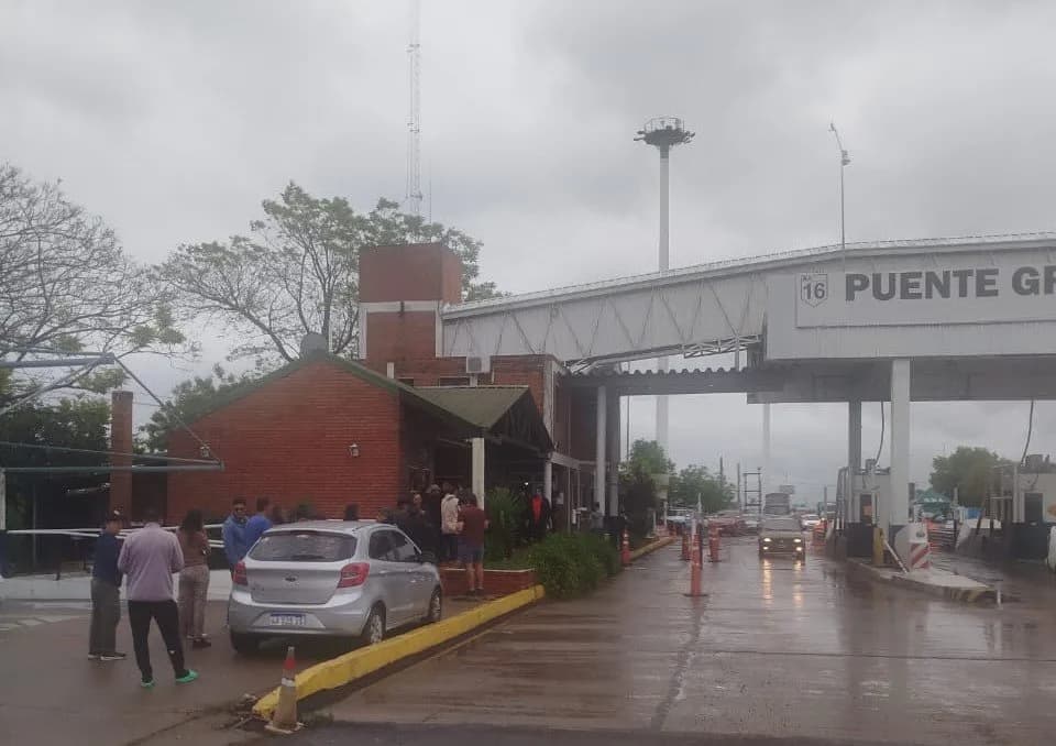 Telepeaje en el puente Chaco-Corrientes: largas filas para el trámite