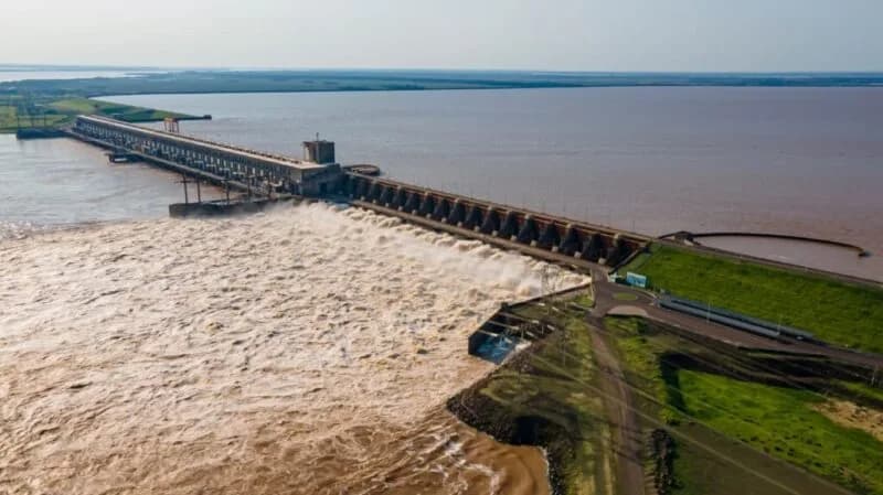 Yacyretá abrió las compuertas de su vertedero principal ante la crecida del Paraná