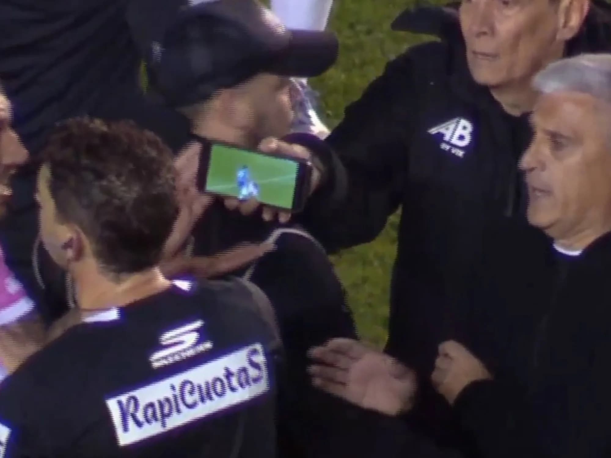 Video de un escándalo: Lamolina anuló un penal porque los de All Boys le mostraron un video