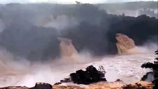 Se triplicó, en menos de 48 horas, el caudal de las Cataratas del Iguazú y decidieron cerrar el Parque Nacional: cuando mejoraría el clima