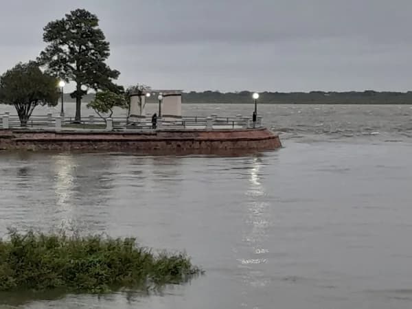 El Paraná rozará el nivel de evacuación en Corrientes y advierten que la crecida se extenderá en el tiempo