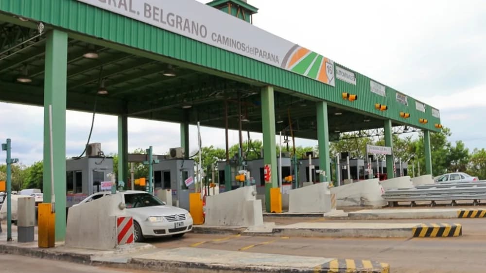 Siguen levantadas las barreras en el peaje por demoras en el sistema de cobro