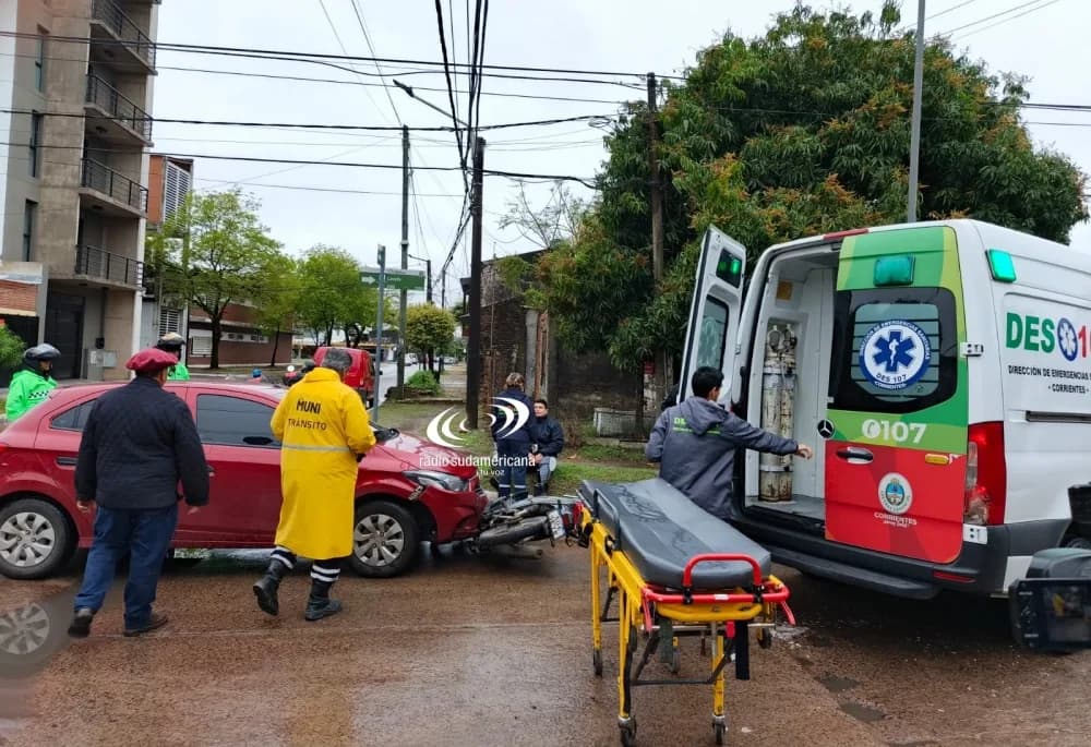 Corrientes: un motociclista quedó debajo de un auto tras un choque