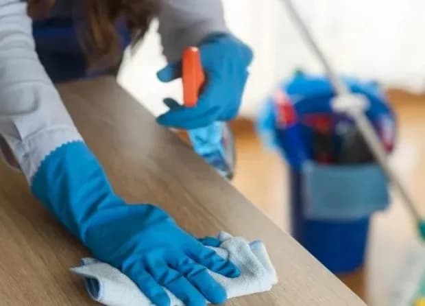 La Anmat prohibió la venta en todo el país de una marca de lavandina: cuál no comprar