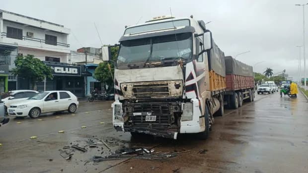 Un camión se quedó sin frenos e impactó a otro transporte de carga sobre la avenida Ferré