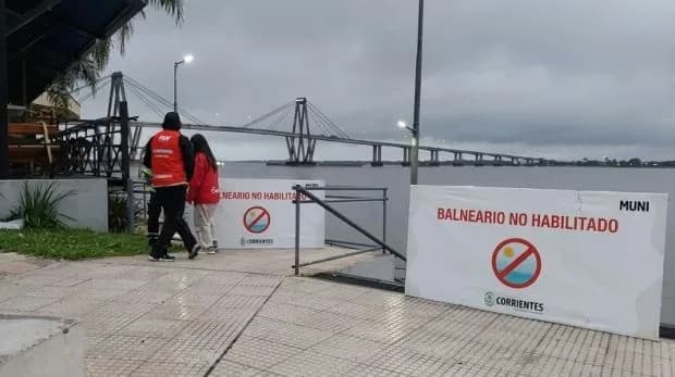 Por el avance del río, cerraron la playa Islas Malvinas II y ya no hay balnearios habilitados en la Costanera Norte